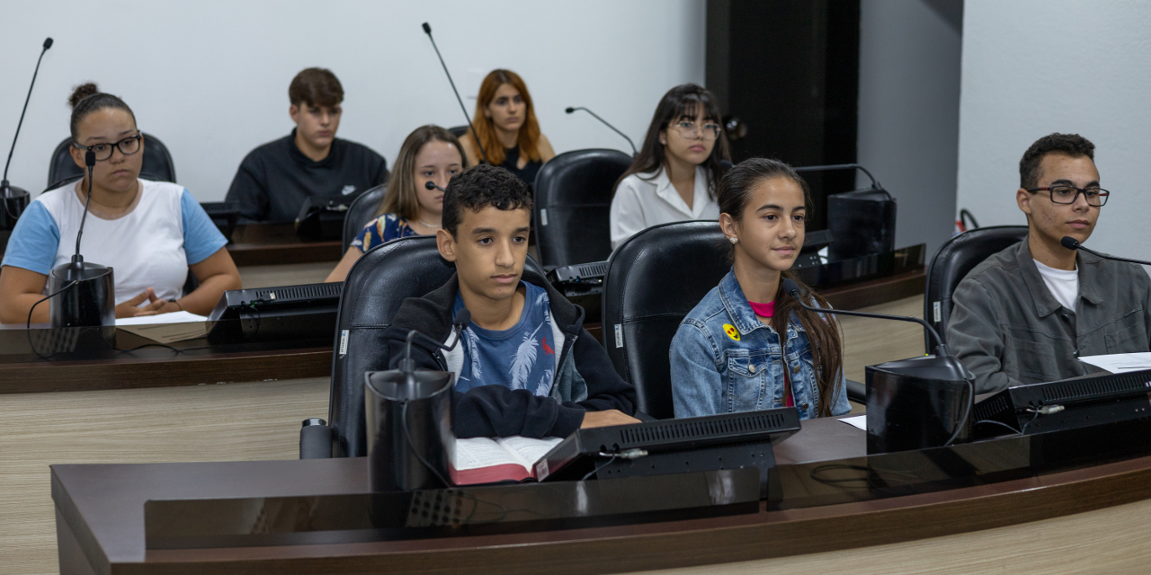 Vereadores juniores participam de oficina preparatória para atividades do projeto