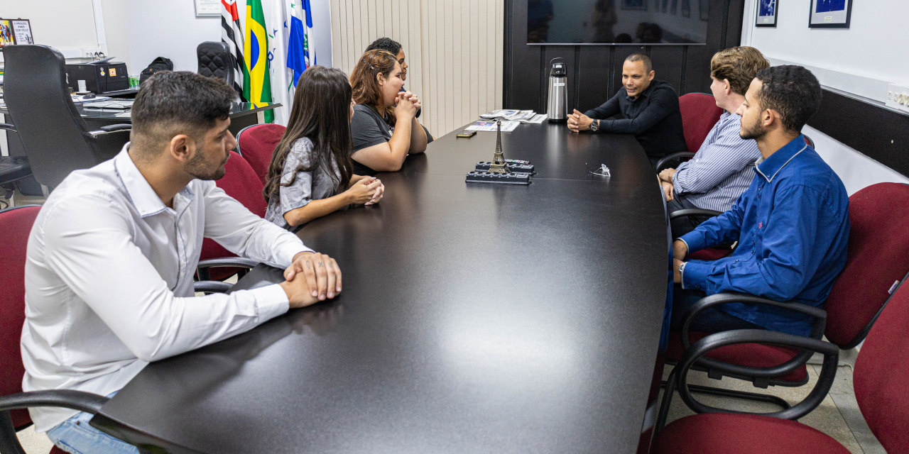 Capacitação de lideranças: grupo de jovens missionários de MG visita Câmara Municipal