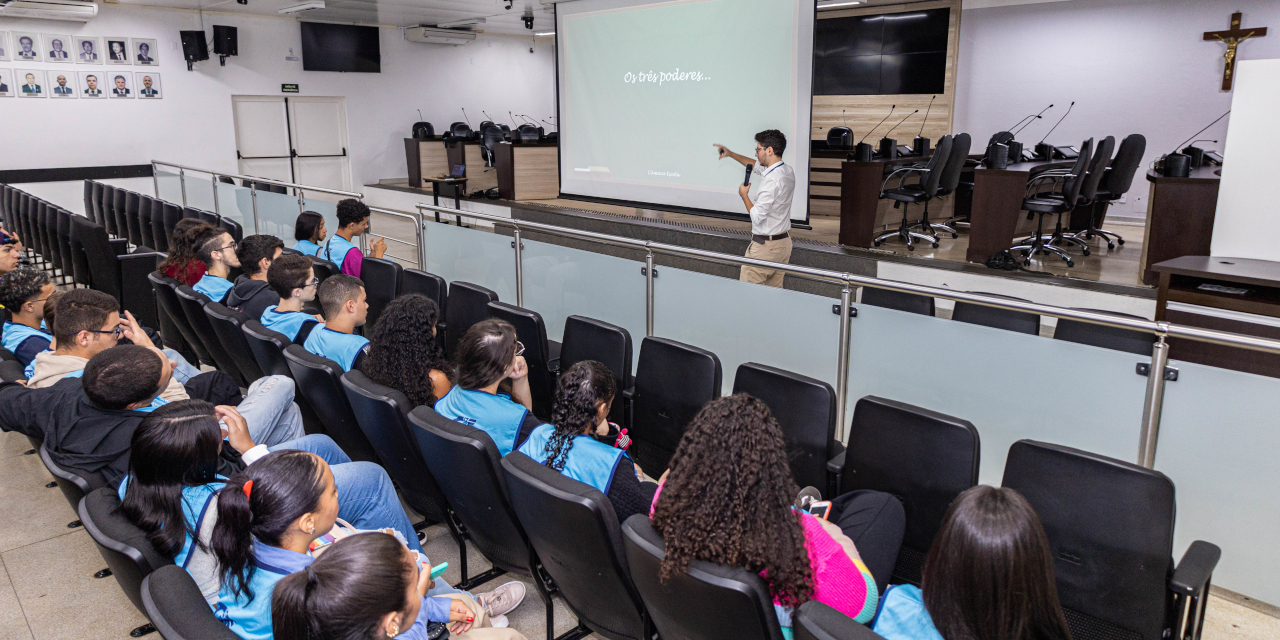 Turma do programa Jovem Aprendiz do CIEE realiza visita guiada à Câmara