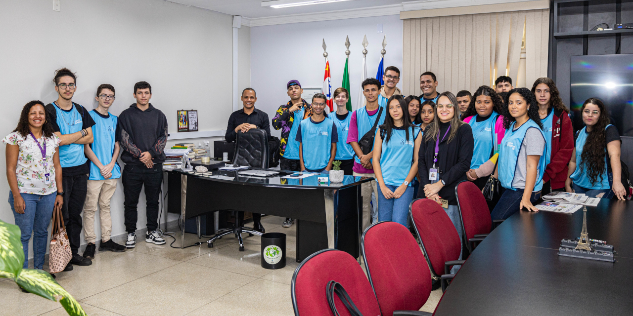 Turma do programa Jovem Aprendiz do CIEE realiza visita guiada à Câmara