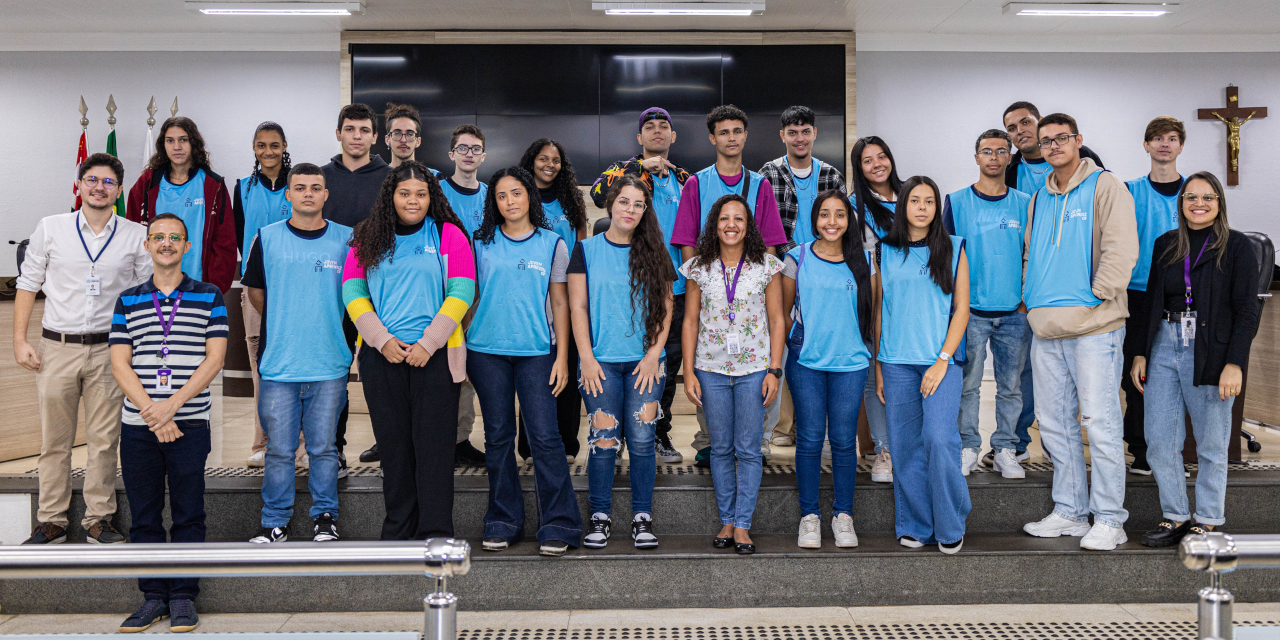 Turma do programa Jovem Aprendiz do CIEE realiza visita guiada à Câmara