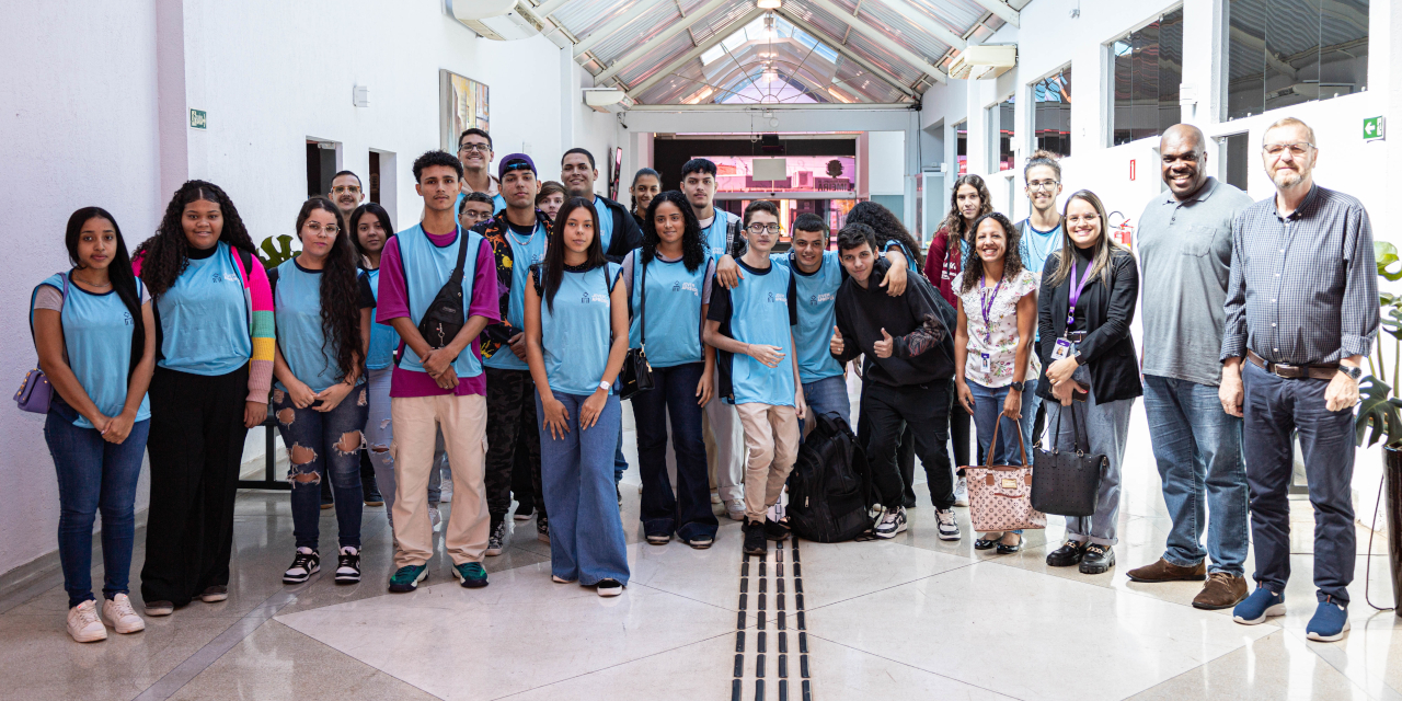 Turma do programa Jovem Aprendiz do CIEE realiza visita guiada à Câmara