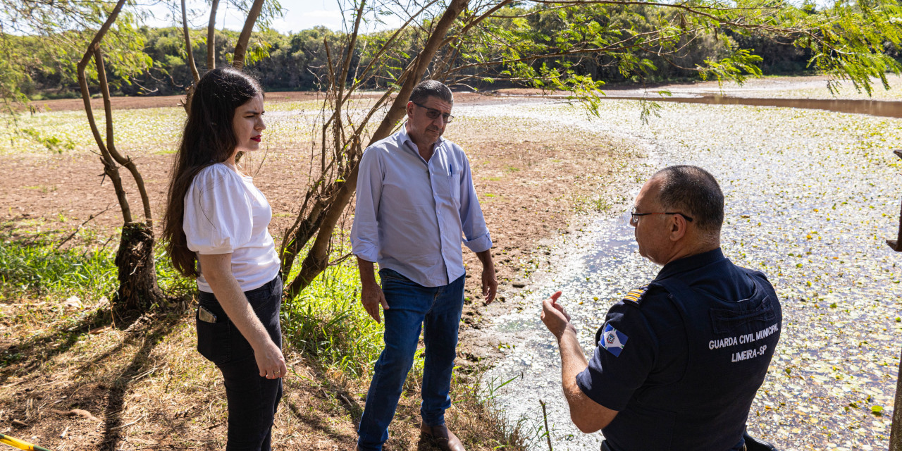 Mesmo com o dique e a comporta fechados, há vazamento da represa para o riacho