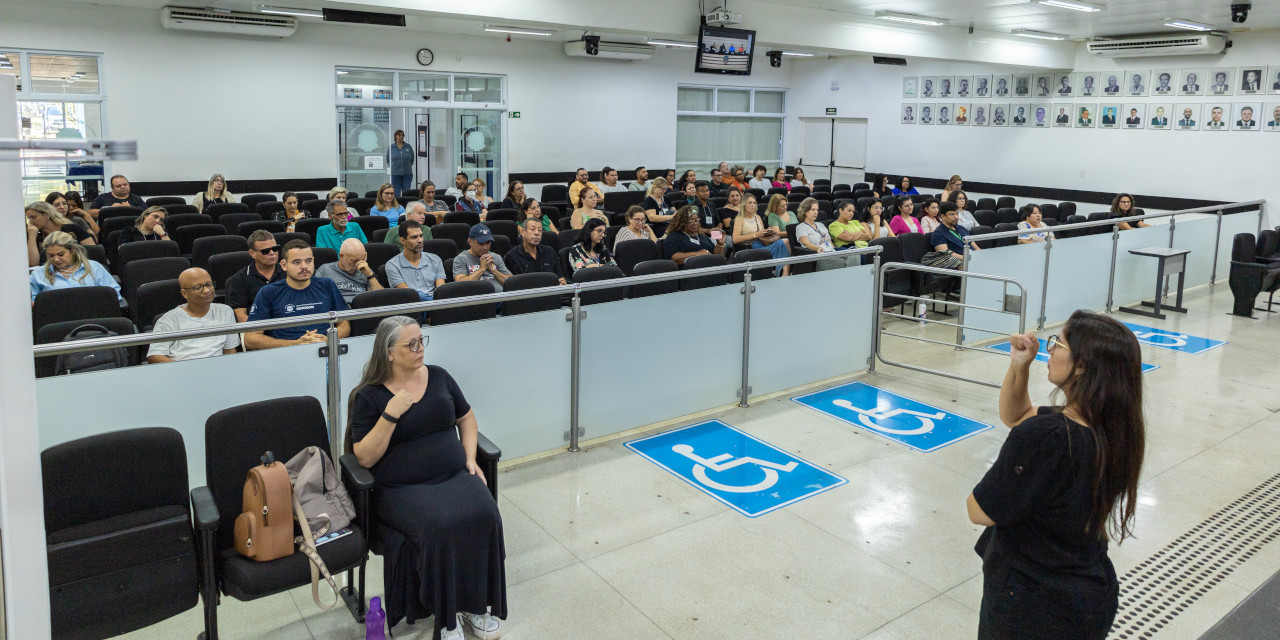 Evento foi organizado pela Escola Legislativa em parceria com o Conselho Municipal dos Direitos das Pessoas com Deficiência