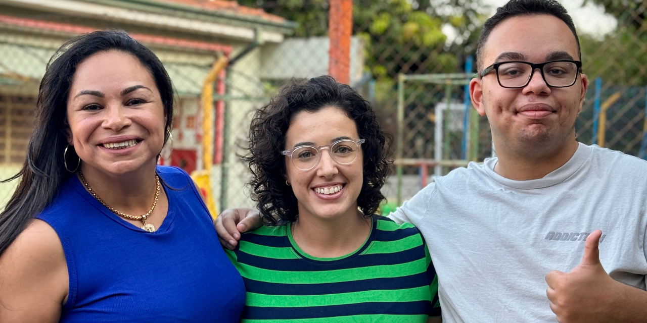 Em roda de conversa, Mariana Calsa dialoga com famílias atípicas da ALAMM