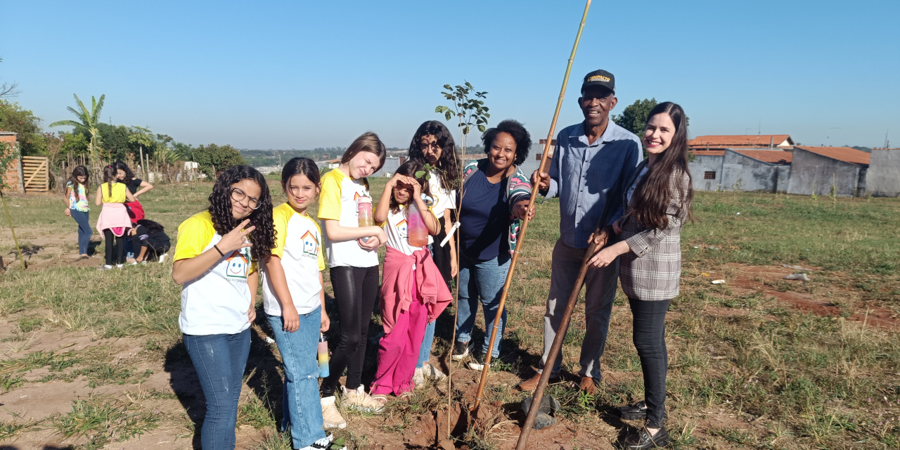 Pomar Urbano: vereadores realizam plantio de árvores frutíferas em área verde da cidade