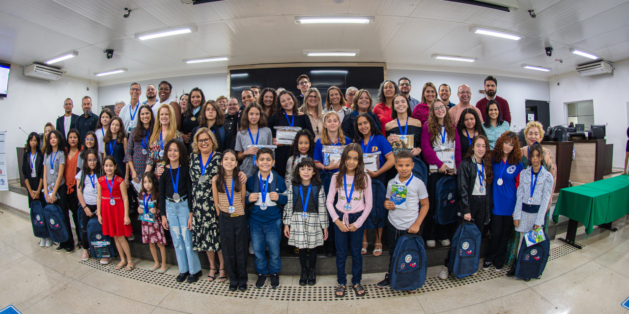 Em evento na Câmara, 33 estudantes de escolas públicas são premiados em concurso da USTL