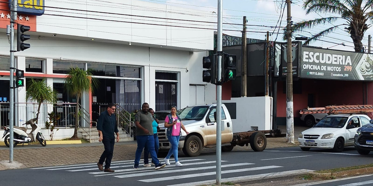 Novo semáforo com botoeira é instalado na Avenida Major José Levy Sobrinho