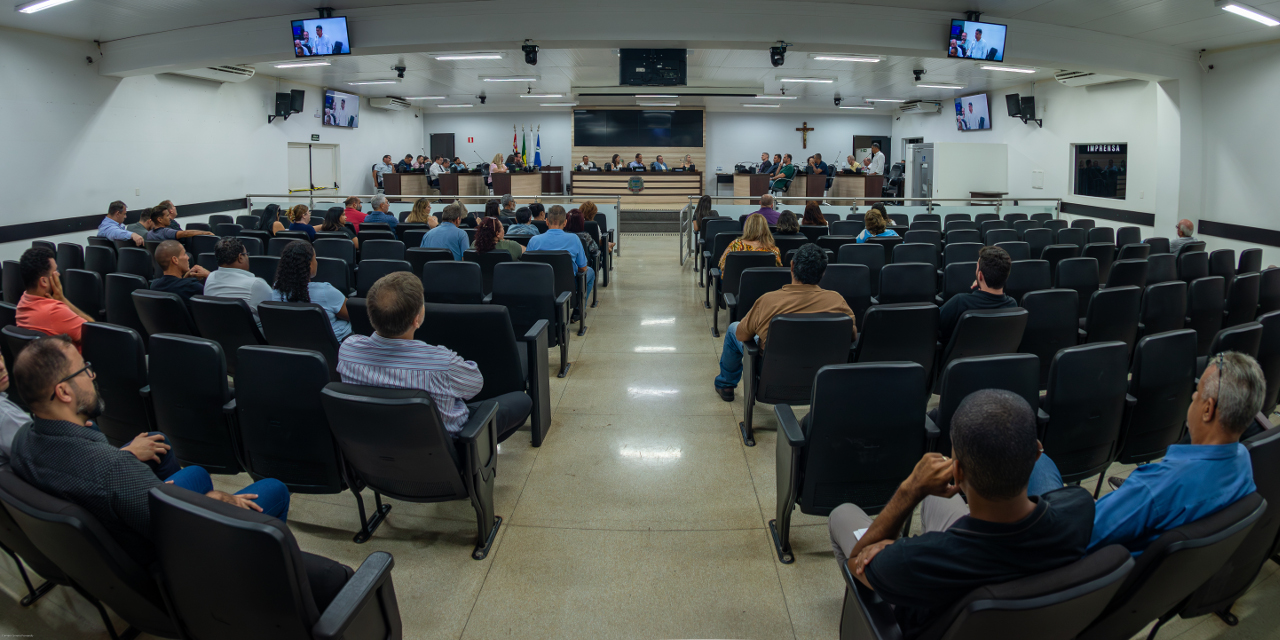 Plenário da Câmara recebe os vereadores e o prefeito Murilo Félix eleitos para a próxima gestão 2025-2028