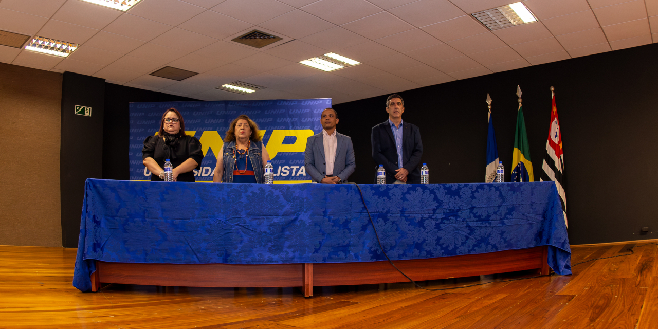 Presidente Everton Ferreira participa da mesa de abertura do evento