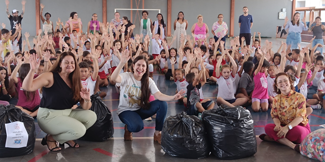 Por meio de palestra, Tatiane Lopes dialoga com estudantes sobre bem estar animal e meio ambiente