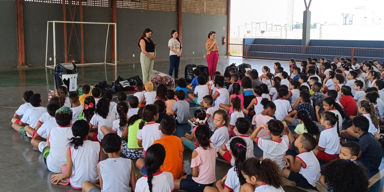 Por meio de palestra, Tatiane Lopes dialoga com estudantes sobre bem estar animal e meio ambiente