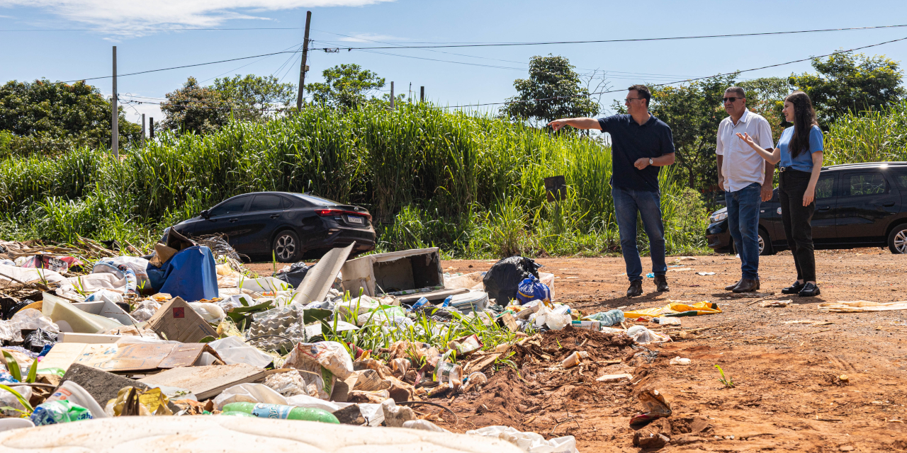 Durante a visita ao bairro rural, a Comissão também verificou uma denúncia de descarte irregular de lixo na estrada municipal João Sacchi (LIM-322)