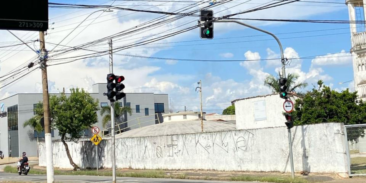 Semáforos não sincronizados  confundem motoristas