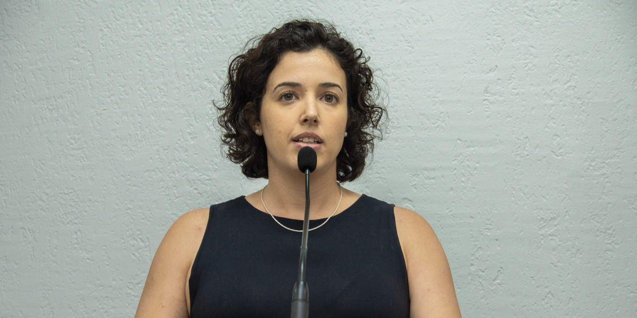 Mariana Calsa questiona Prefeitura sobre climatização de salas e cobertura das quadras escolares