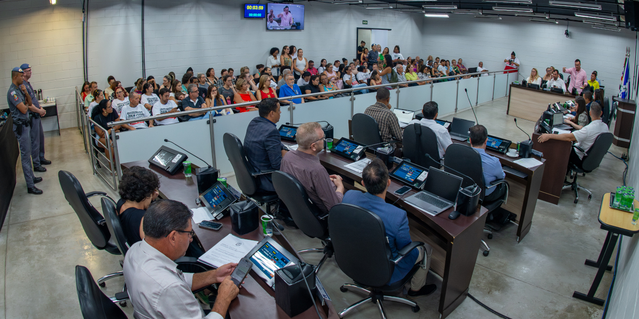 Câmara discute oito requerimentos e aprova sete moções e quatro projetos em sessão ordinária